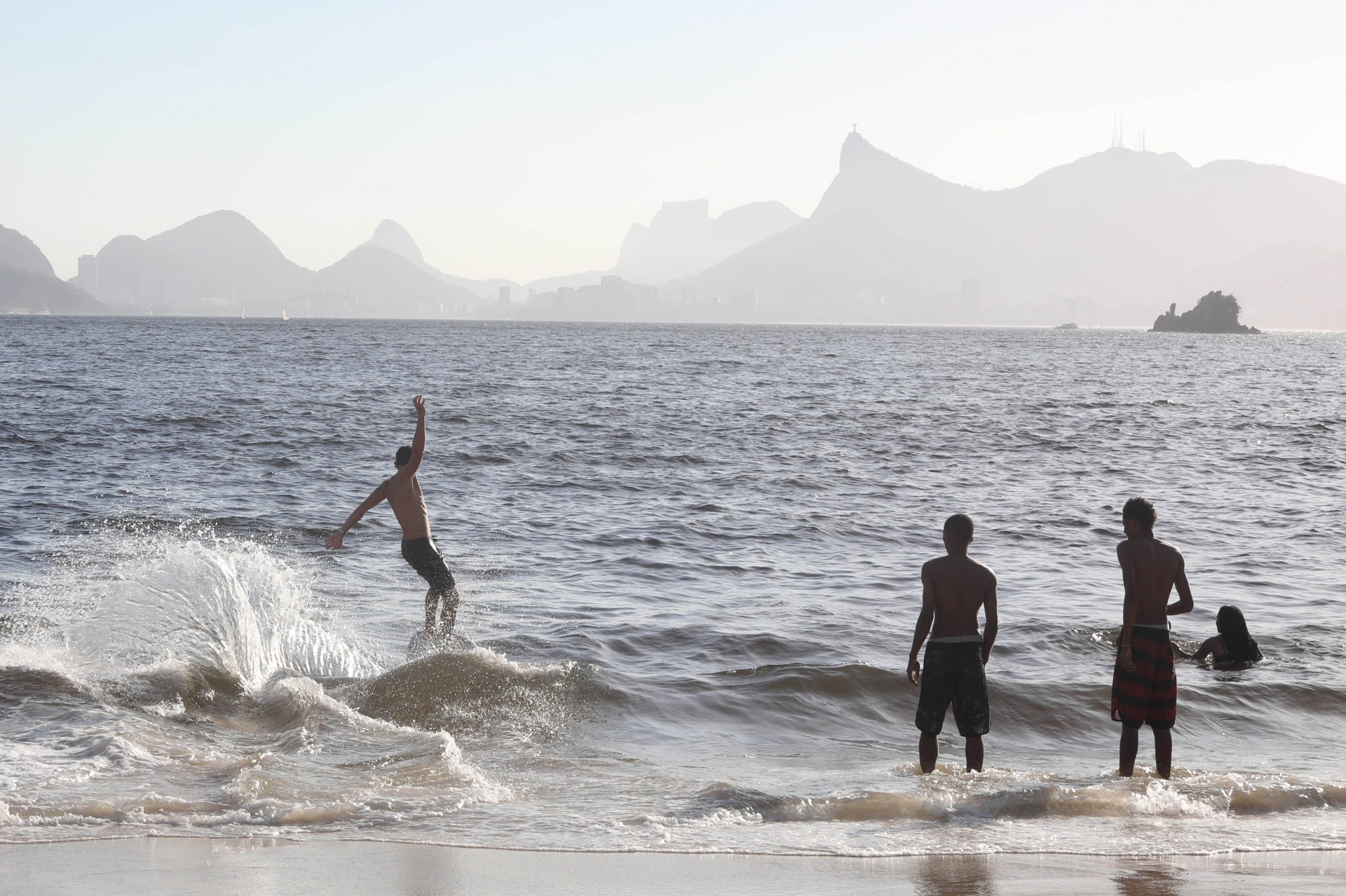 Praia de Icara&iacute; est&aacute; pr&oacute;pria para banho, e alguns frequentadores aproveitam - Pedro Ivo / Ag&ecirc;ncia O Dia