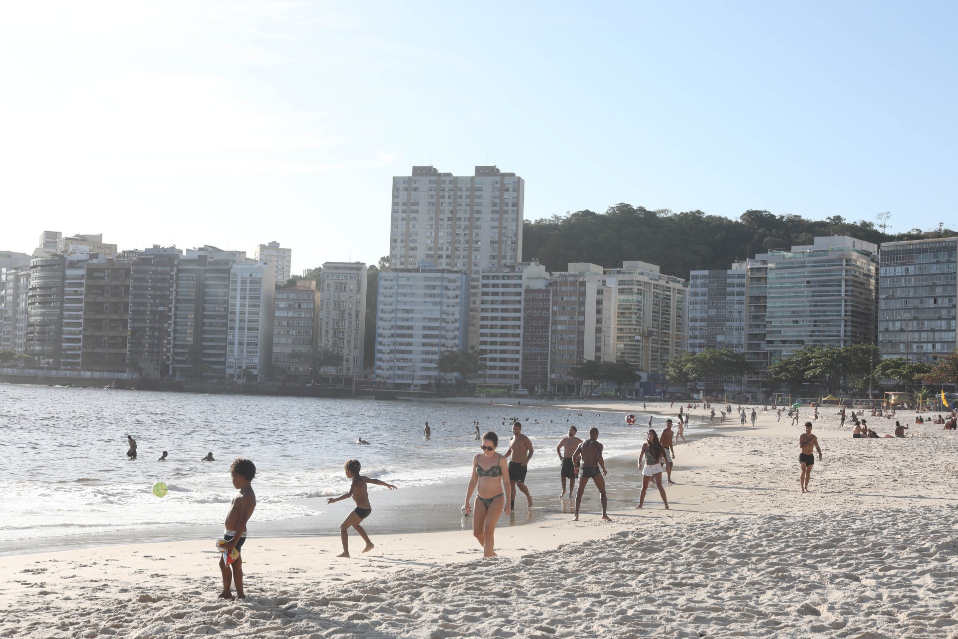 Praia de Icara&iacute; est&aacute; pr&oacute;pria para banho; alguns frequentadores aproveitam, enquanto outros seguem receosos - Pedro Ivo / Ag&ecirc;ncia O Dia