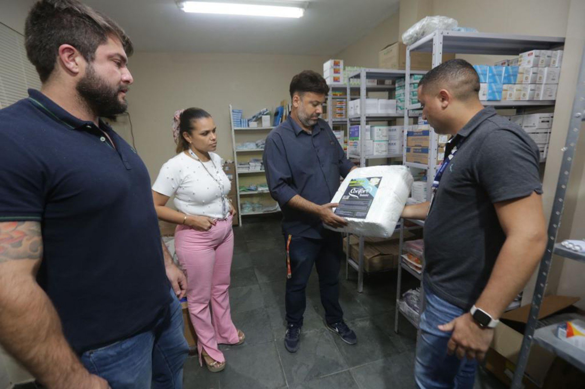 Christian Vieira (ao centro) entrou no setor de estoque para verificar se há falta de insumos e materiais - Rafael Barreto / PMBR