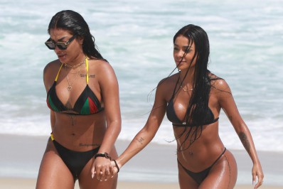 Ludmilla e Brunna Gonçalves curtem dia de sol em praia do Rio