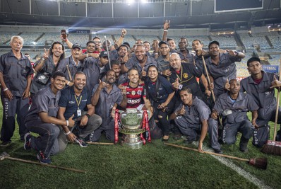 Após título do Flamengo, Diego Ribas posa com a taça ao lado de funcionários do Maracanã