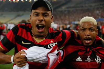 Ex-BBBs e famosos 'invadem' gramado do Maracanã após título do Flamengo na Copa do Brasil