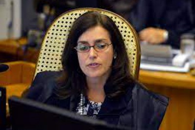 TSE suspende propaganda de Lula que associa Bolsonaro a armas