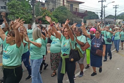Moradores de Guapimirim fazem caminhada pelo Dia do Idoso