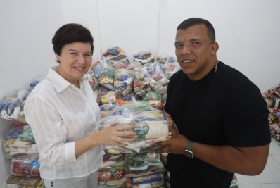 Christa Vogel entrega kits de alimentos às instituições cadastradas