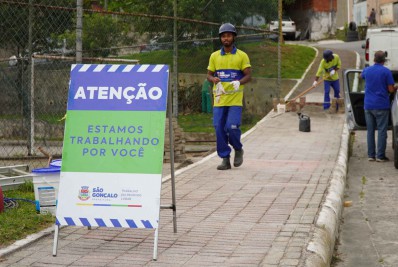 Praça no bairro Vila Três recebe reforma da equipe de Conservação