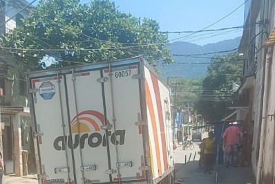 Polícia recupera parte de carga de alimentos roubada na Vila Kennedy