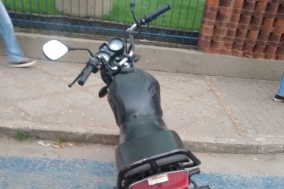 GMVR recolhe moto estacionada em vaga para deficientes no Aterrado