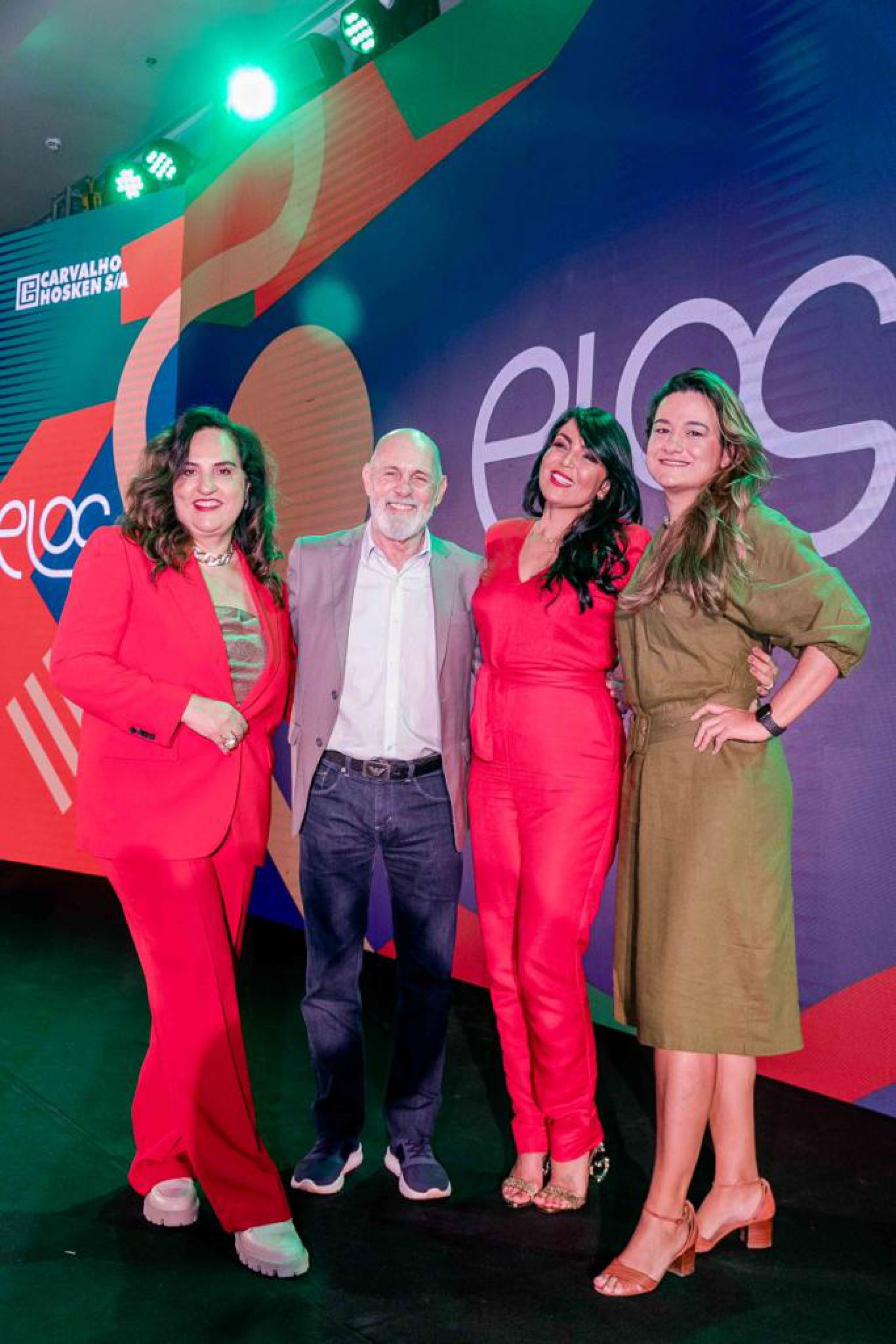 Equipe da Carvalho Hosken e a colunista do Dia Gardênia Cavalcanti em convenção no Hilton Barra - Divulgação