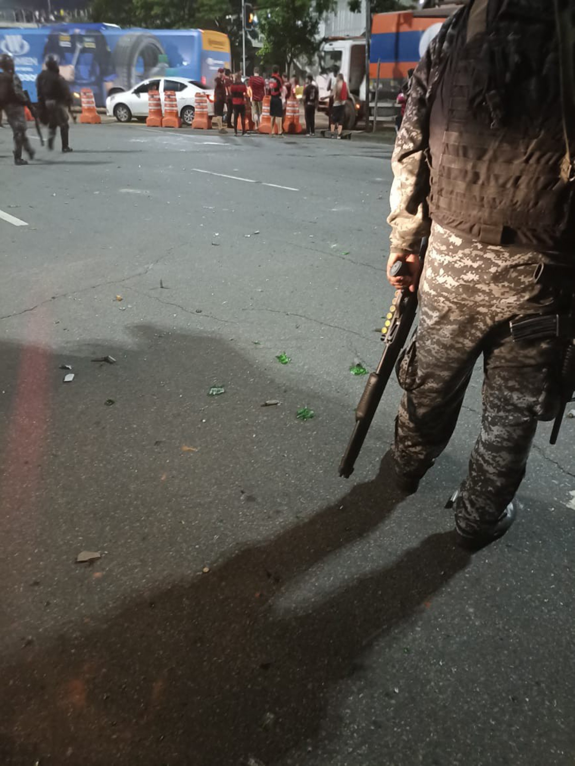 Durante o tumulto, torcedores arremessaram pedras e cacos de vidro contra policiais militares