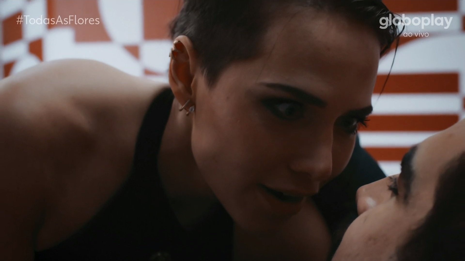 Letícia Colin e Caio Castro em cena de 'Todas as Flores' - Reprodução