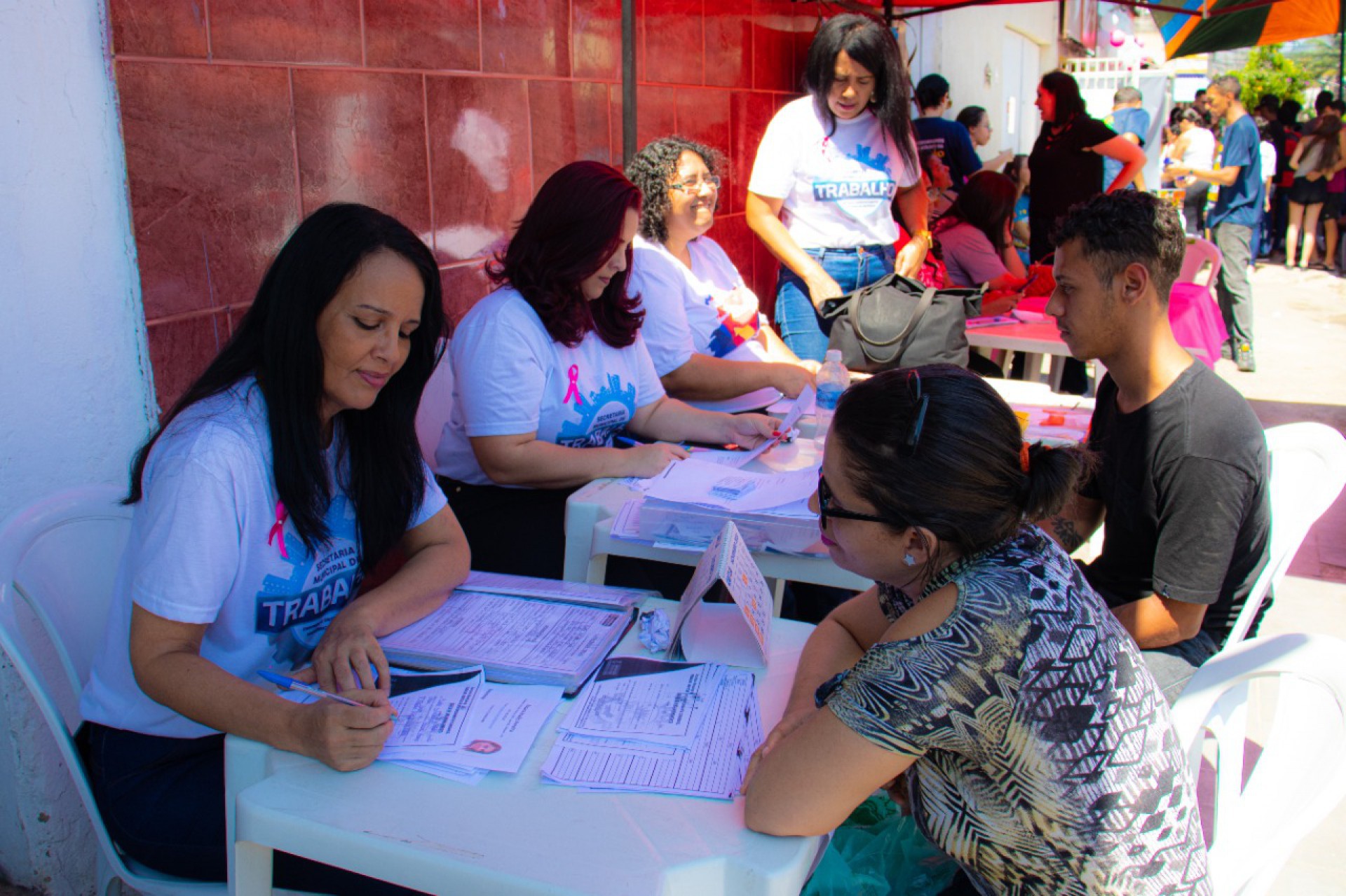 Houve tamb&eacute;m balc&atilde;o de empregos, isen&ccedil;&atilde;o de documentos, assist&ecirc;ncia jur&iacute;dica, servi&ccedil;os sociais - Divulga&ccedil;&atilde;o