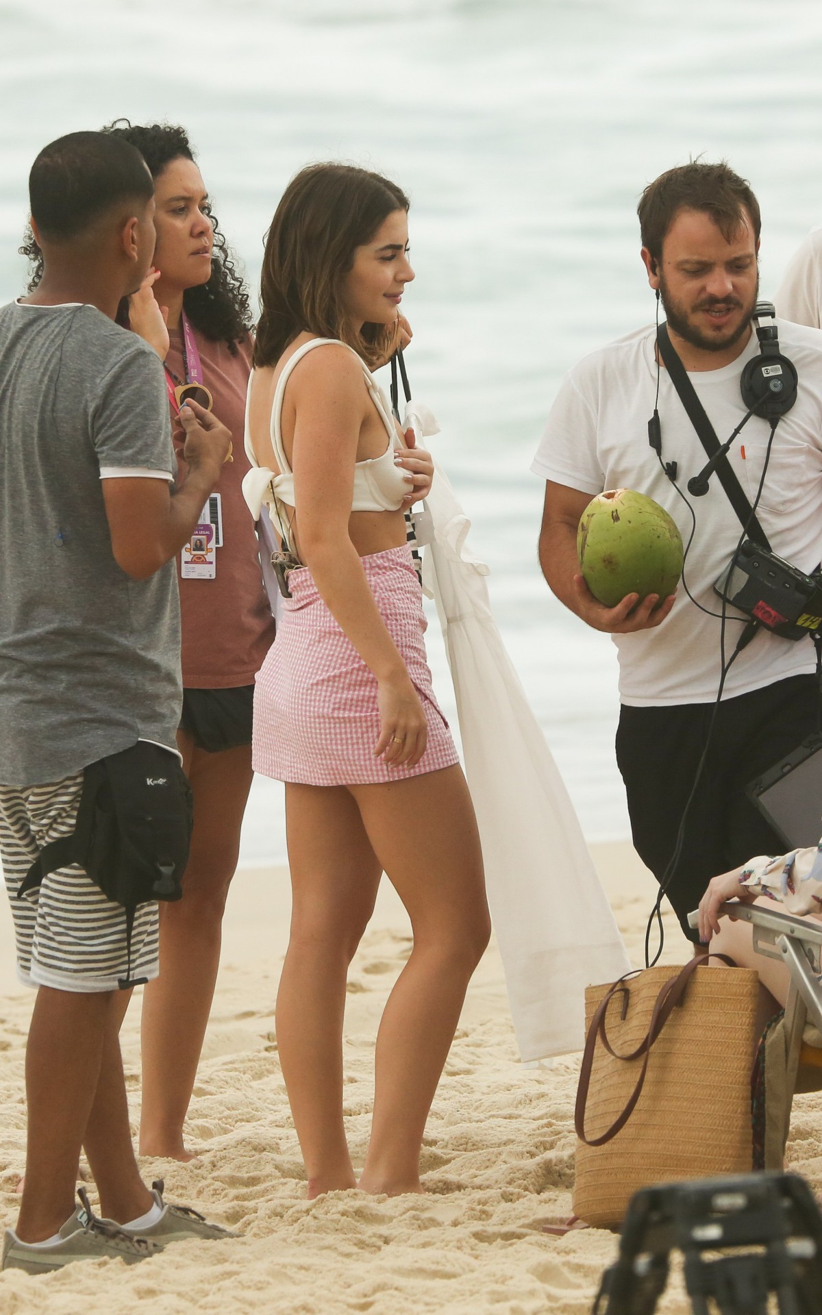 Jade Picon grava cenas de 'Travessia', da TV Globo, na praia da Reserva