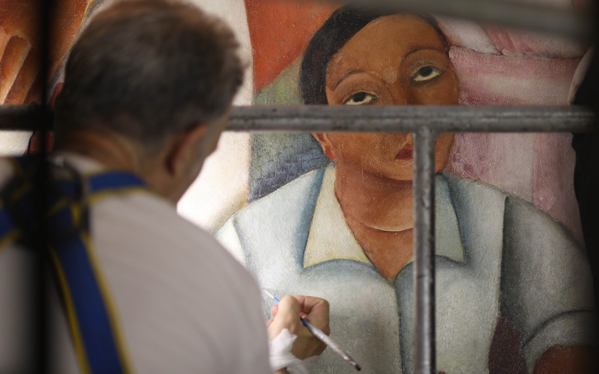 Estudo e sutileza comp&otilde;em o trabalho dos profissionais que se dedicam a restaurar os murais de Di Cavalcanti no segundo andar do Teatro Jo&atilde;o Caetano, na Pra&ccedil;a Tiradentes, no Centro do Rio