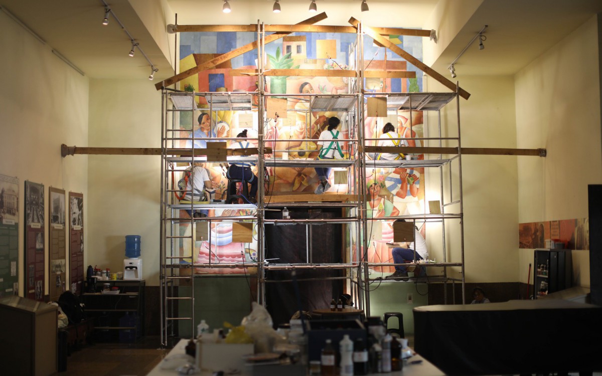 Estudo e sutileza comp&otilde;em o trabalho dos profissionais que se dedicam a restaurar os murais de Di Cavalcanti no segundo andar do Teatro Jo&atilde;o Caetano, na Pra&ccedil;a Tiradentes, no Centro do Rio