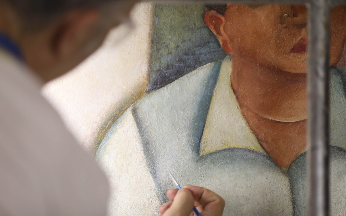 Estudo e sutileza comp&otilde;em o trabalho dos profissionais que se dedicam a restaurar os murais de Di Cavalcanti no segundo andar do Teatro Jo&atilde;o Caetano, na Pra&ccedil;a Tiradentes, no Centro do Rio