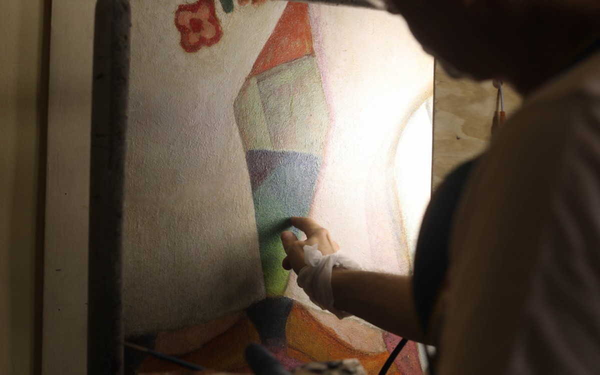 Estudo e sutileza comp&otilde;em o trabalho dos profissionais que se dedicam a restaurar os murais de Di Cavalcanti no segundo andar do Teatro Jo&atilde;o Caetano, na Pra&ccedil;a Tiradentes, no Centro do Rio