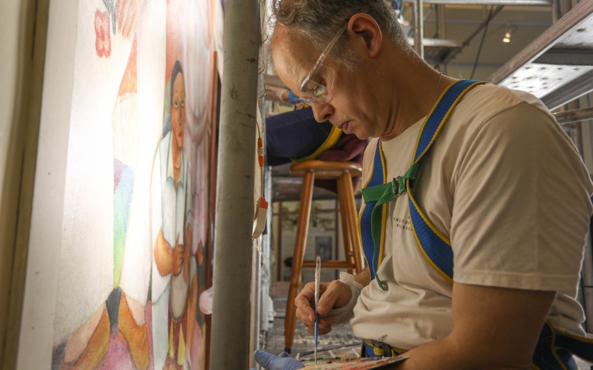 Estudo e sutileza comp&otilde;em o trabalho dos profissionais que se dedicam a restaurar os murais de Di Cavalcanti no segundo andar do Teatro Jo&atilde;o Caetano, na Pra&ccedil;a Tiradentes, no Centro do Rio