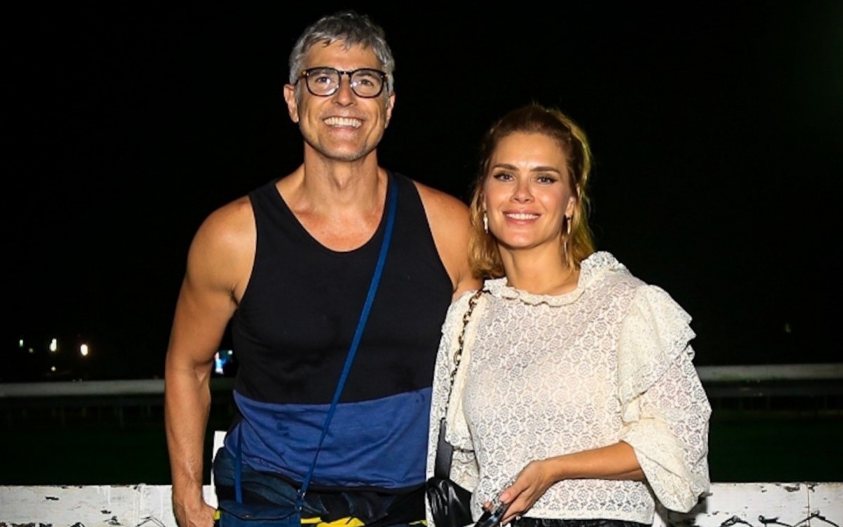 Reinaldo Gianecchini e Carolina Dieckmann posam juntos na estreia da peça de Cláudia Abreu no teatro - Victor Chapetta / Ag. News