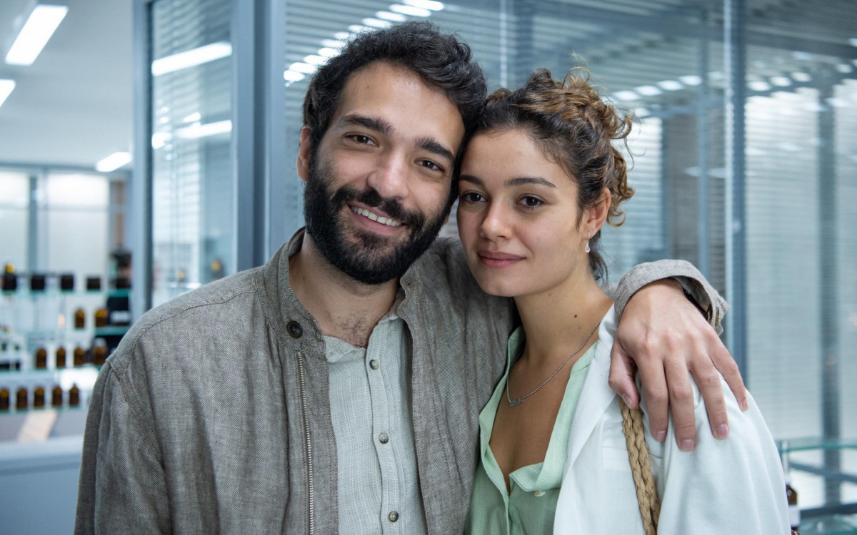 Rafael (Humberto Carrão) e Maíra: uma paixão no ar - Divulgação / TV Globo