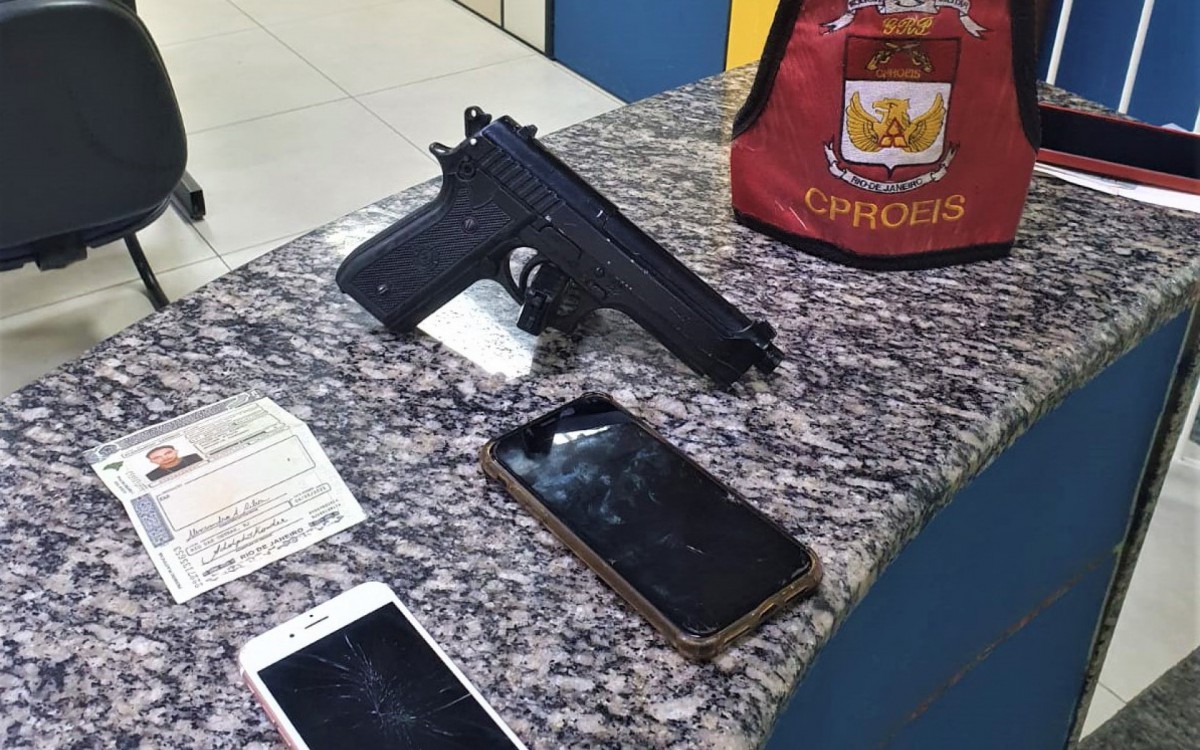 Celulares recuperados e simulacro usado no crime  foram apresentados na Delegacia