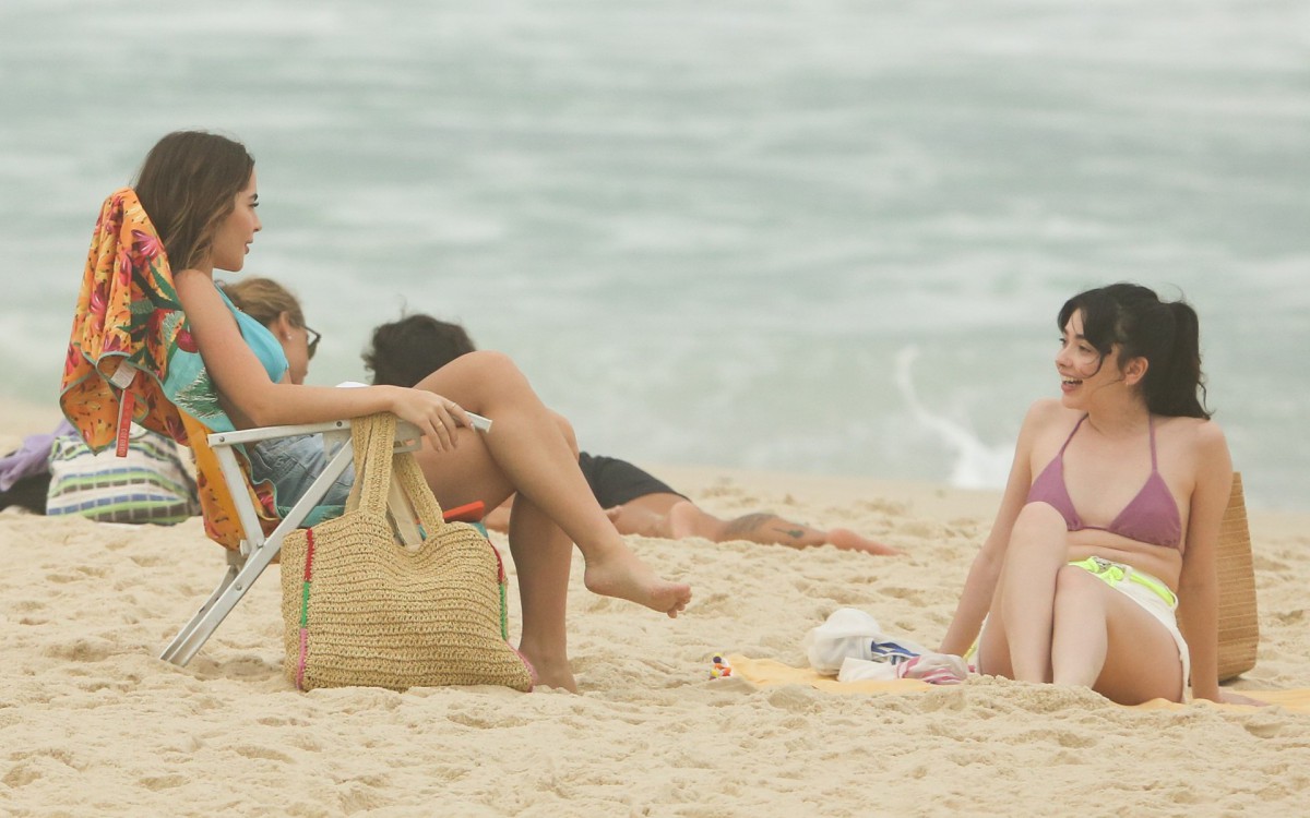 Jade Picon grava cenas de 'Travessia', da TV Globo, na praia da Reserva