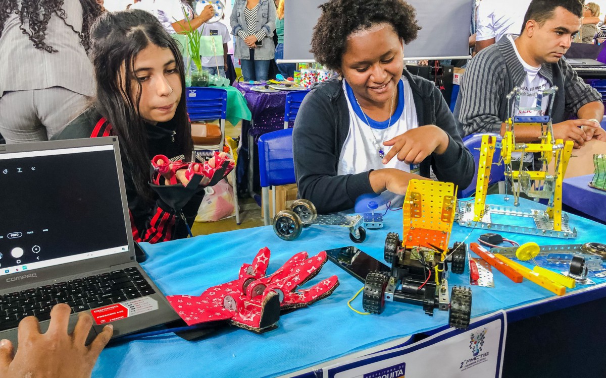 Escolas de Mesquita se destacam com projetos de ciências