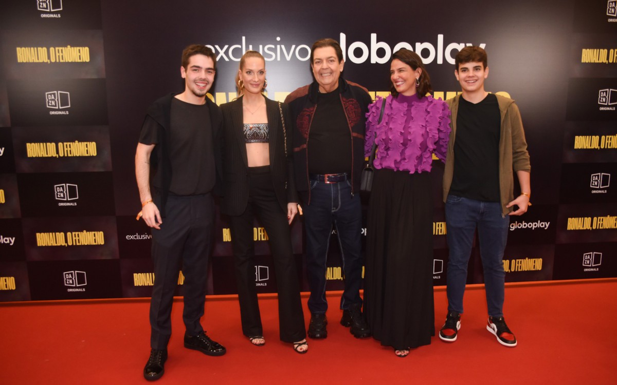 Fausto Silva posa com a fam&iacute;lia para fotos