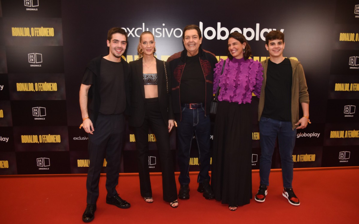 Fausto Silva posa com a fam&iacute;lia para fotos