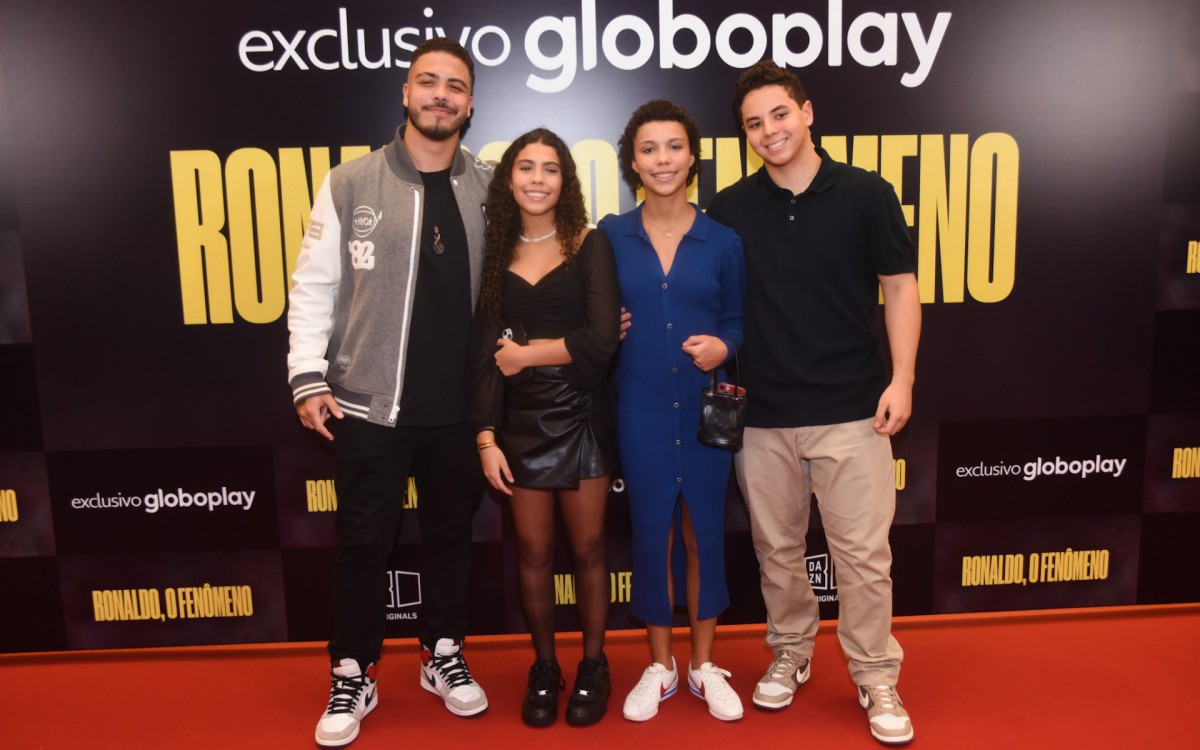 Filhos de Ronaldo posam juntinhos 