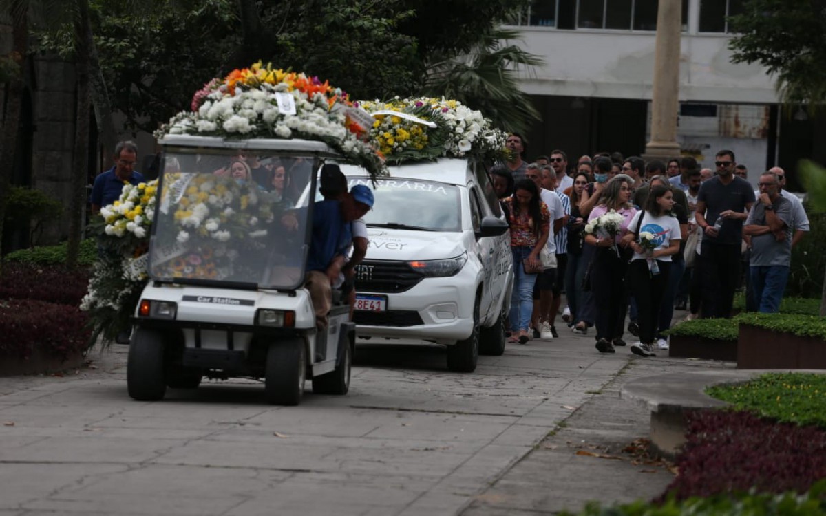 O enterro foi realizado no Cemitério de São Francisco Xavier, no Caju, nesta sexta-feira (21) - Cleber Mendes/Agência O DIA