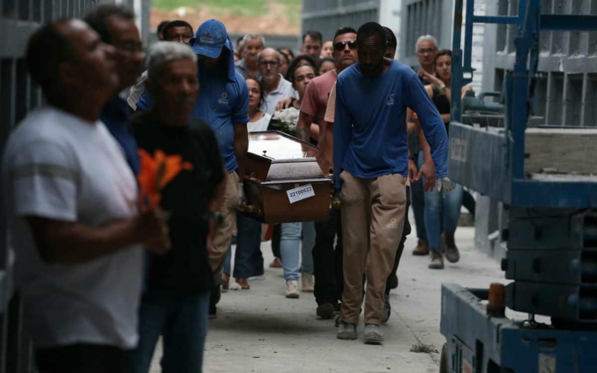 O enterro foi realizado no Cemitério de São Francisco Xavier, no Caju, nesta sexta-feira (21) - Cleber Mendes/Agência O DIA
