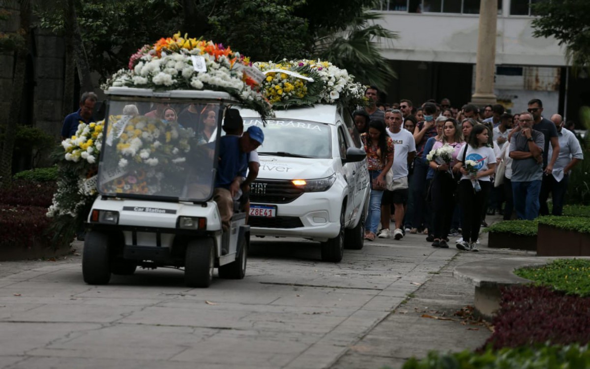O enterro foi realizado no Cemitério de São Francisco Xavier, no Caju, nesta sexta-feira (21) - Cleber Mendes/Agência O DIA