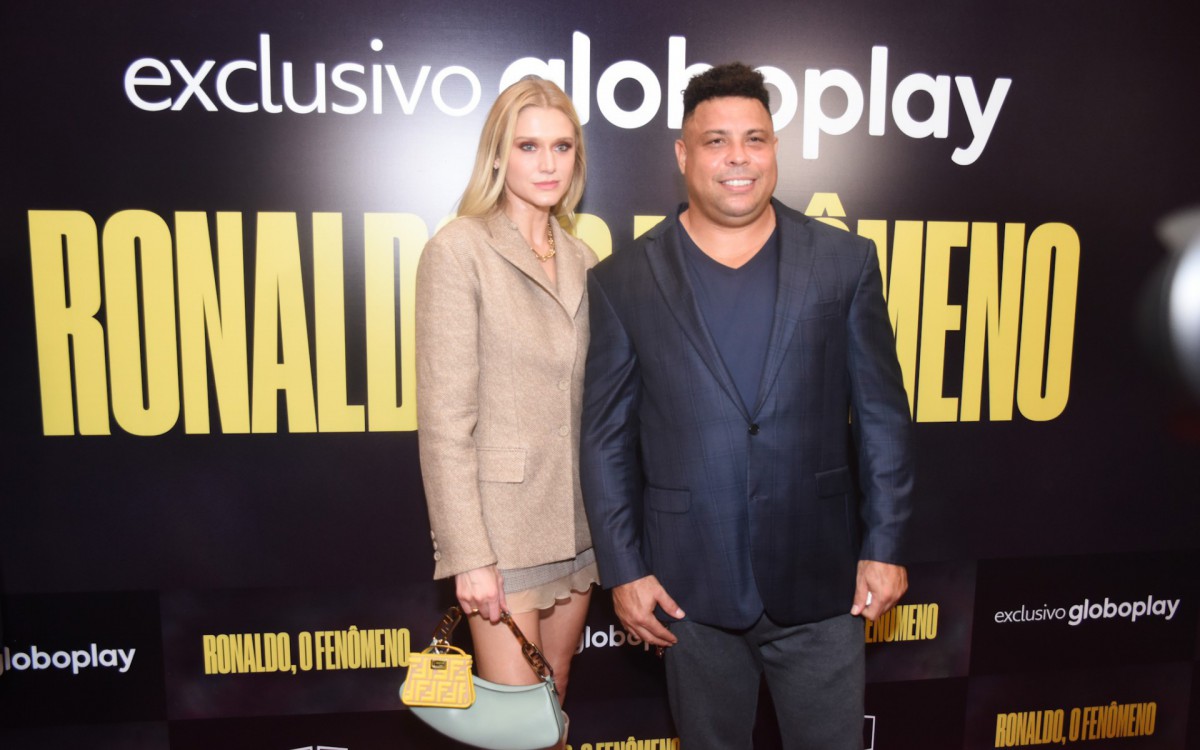 Ronaldo posa ao lado da esposa, Celina Locks - Leo Franco/ Agnews