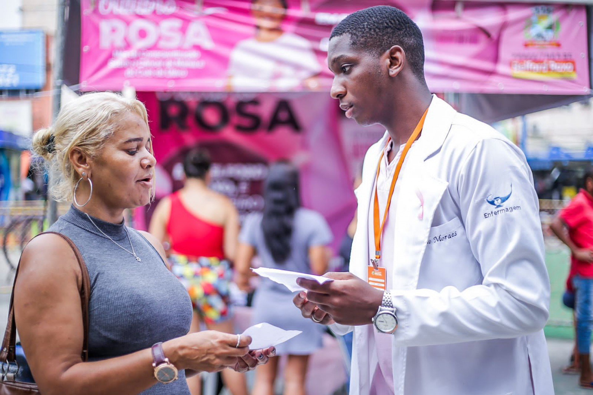 Alda Alves aproveitou a oportunidade para marcar os exames preventivos de câncer na tenda da praça Eliaquim Batista - Rafael Barreto / PMBR