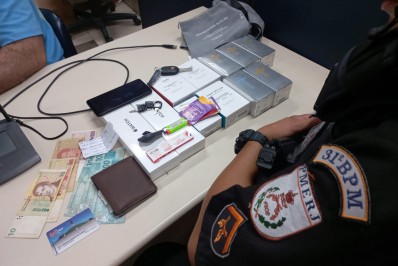 Chileno é preso por furtar lojas em shopping após denúncia anônima na Zona Oeste