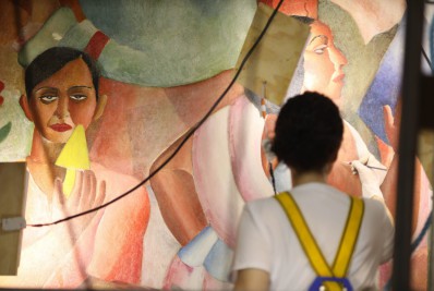 Com técnica e sensibilidade, equipe restaura murais de Di Cavalcanti no Teatro João Caetano 