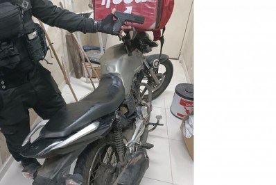 PM prende dois suspeitos com motocicleta roubada e arma em Nilópolis