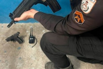 Arma e drogas apreendidas em comunidade de São João de Meriti