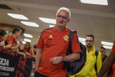 Dorival Júnior projeta a presença de 'quatro ou cinco' titulares do Flamengo contra o Santos 
