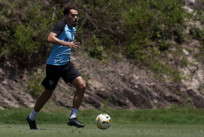 Meia do Botafogo projeta clássico com o Fluminense e afirma: 'Todo jogo é uma final'