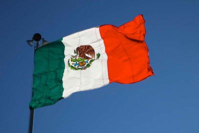 Explosão de caminhão-tanque destrói 15 casas no México