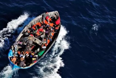 Dois bebês morrem queimados em barco de migrantes na Itália