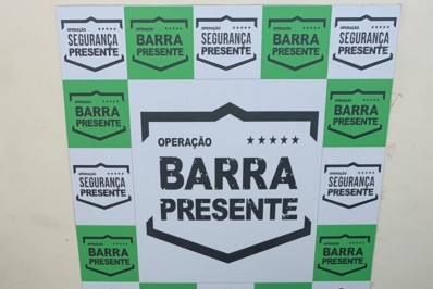 Mãe e filho colombianos são presos por roubar celulares em ônibus