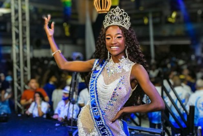 Nova rainha da Beija-Flor, Lorena Raissa recebe coroa e faixa em festa na quadra