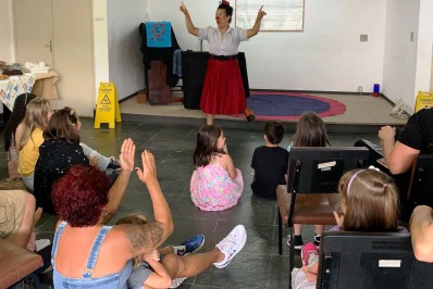 Criançada se diverte com a Palhaça Trumbica e sua arte