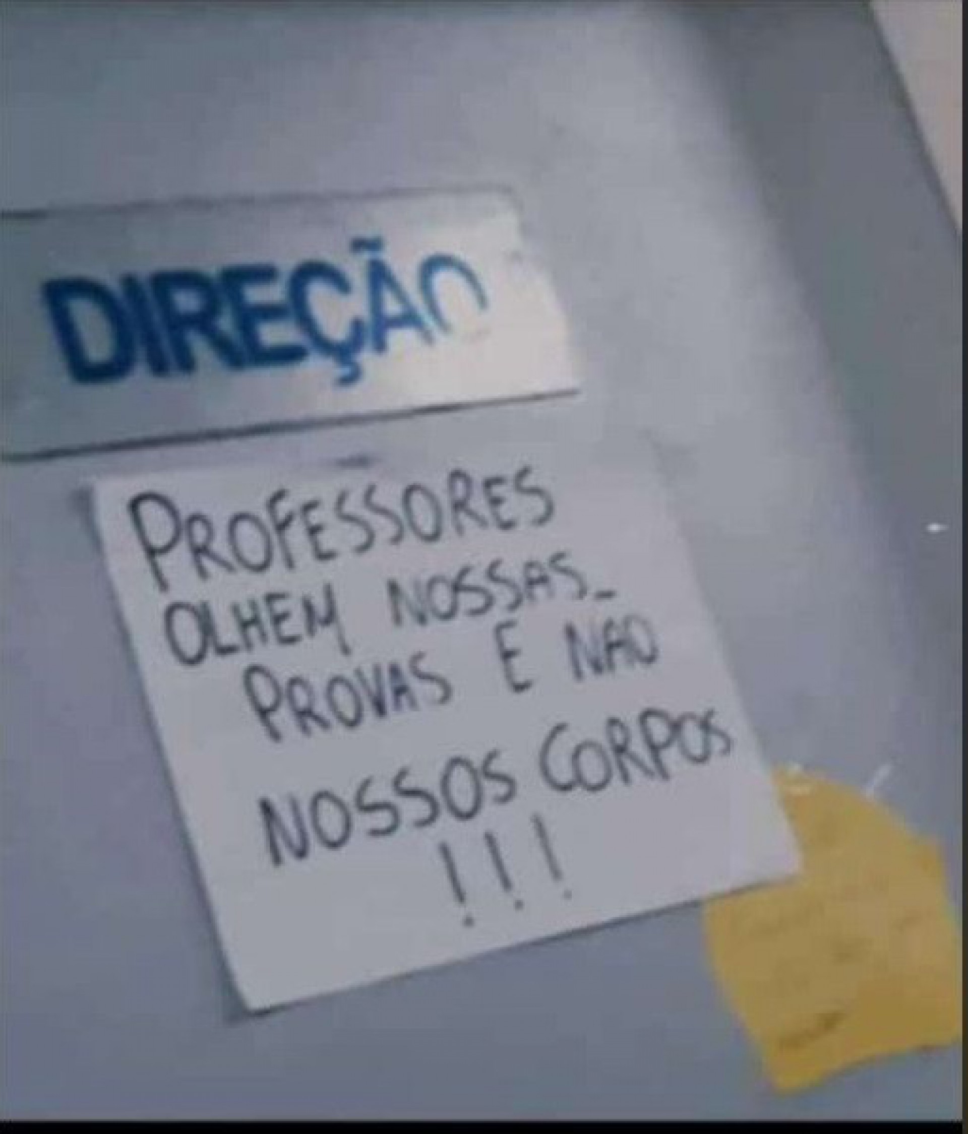 Alunos colaram cartazes contra o caso de ass&eacute;dio na porta da dire&ccedil;&atilde;o da escola