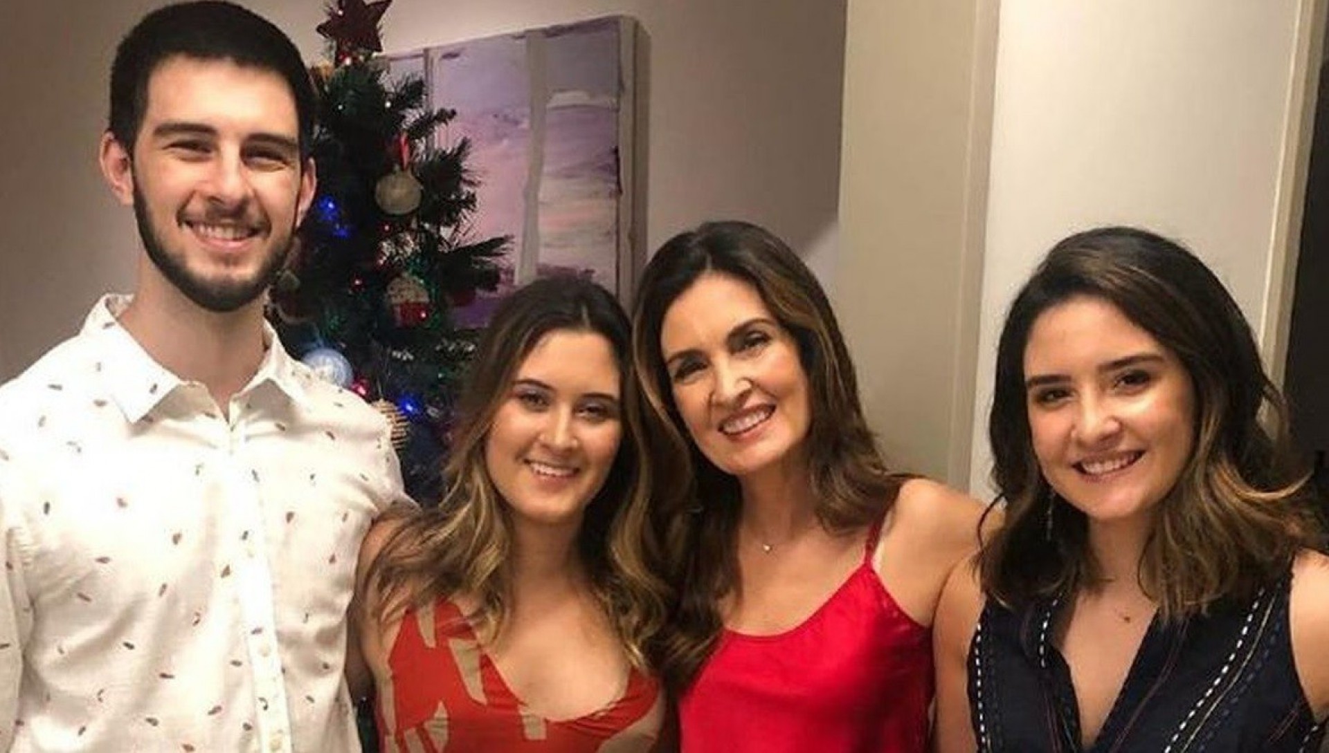 Fátima Bernardes com os trigêmeos Vinicius, Beatriz e Laura  - Reprodução/Instagram 