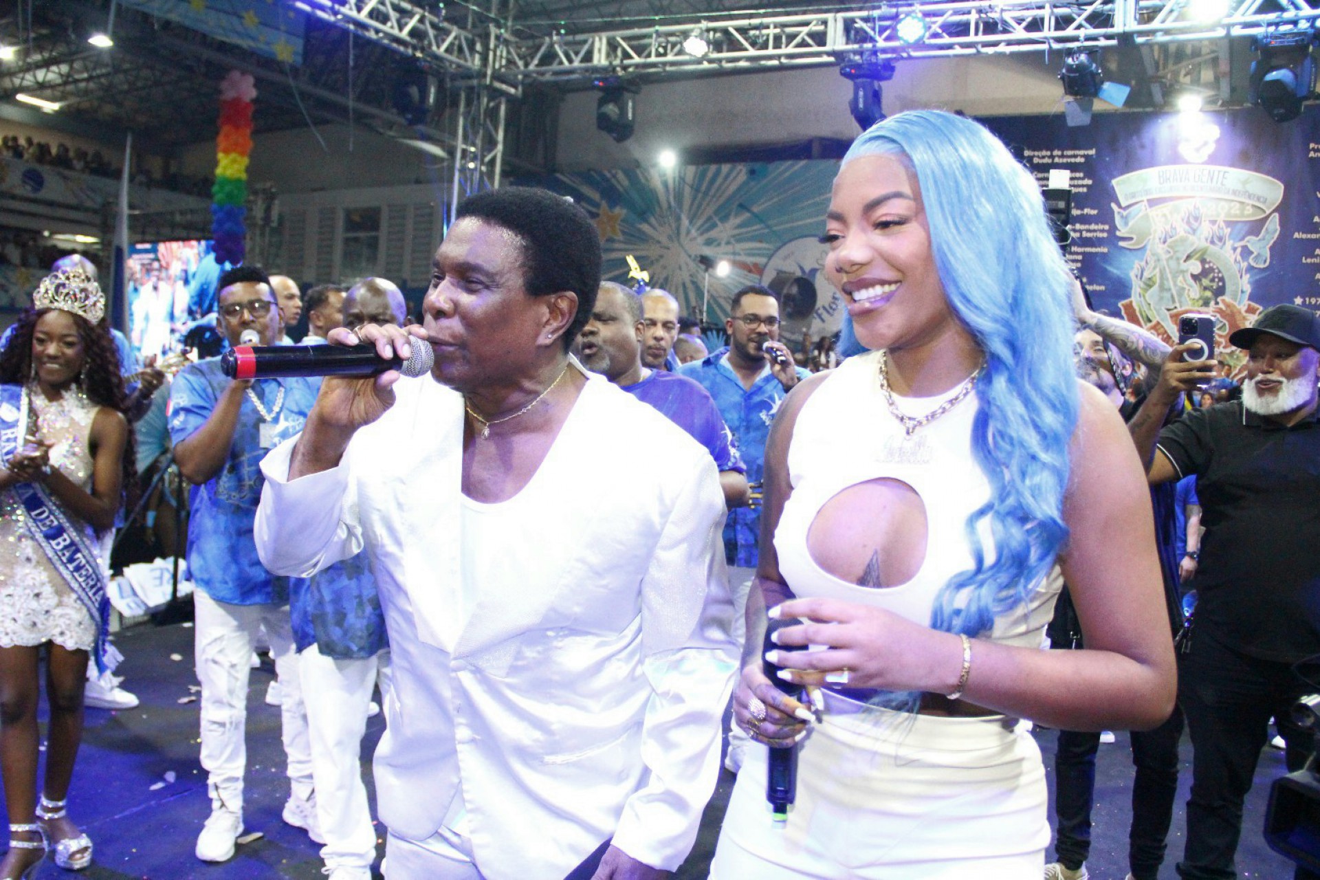 Ludmilla canta ao lado de Neguinho da Beija-Flor em evento da azul e branco - Gabriel Rangel / Agnews