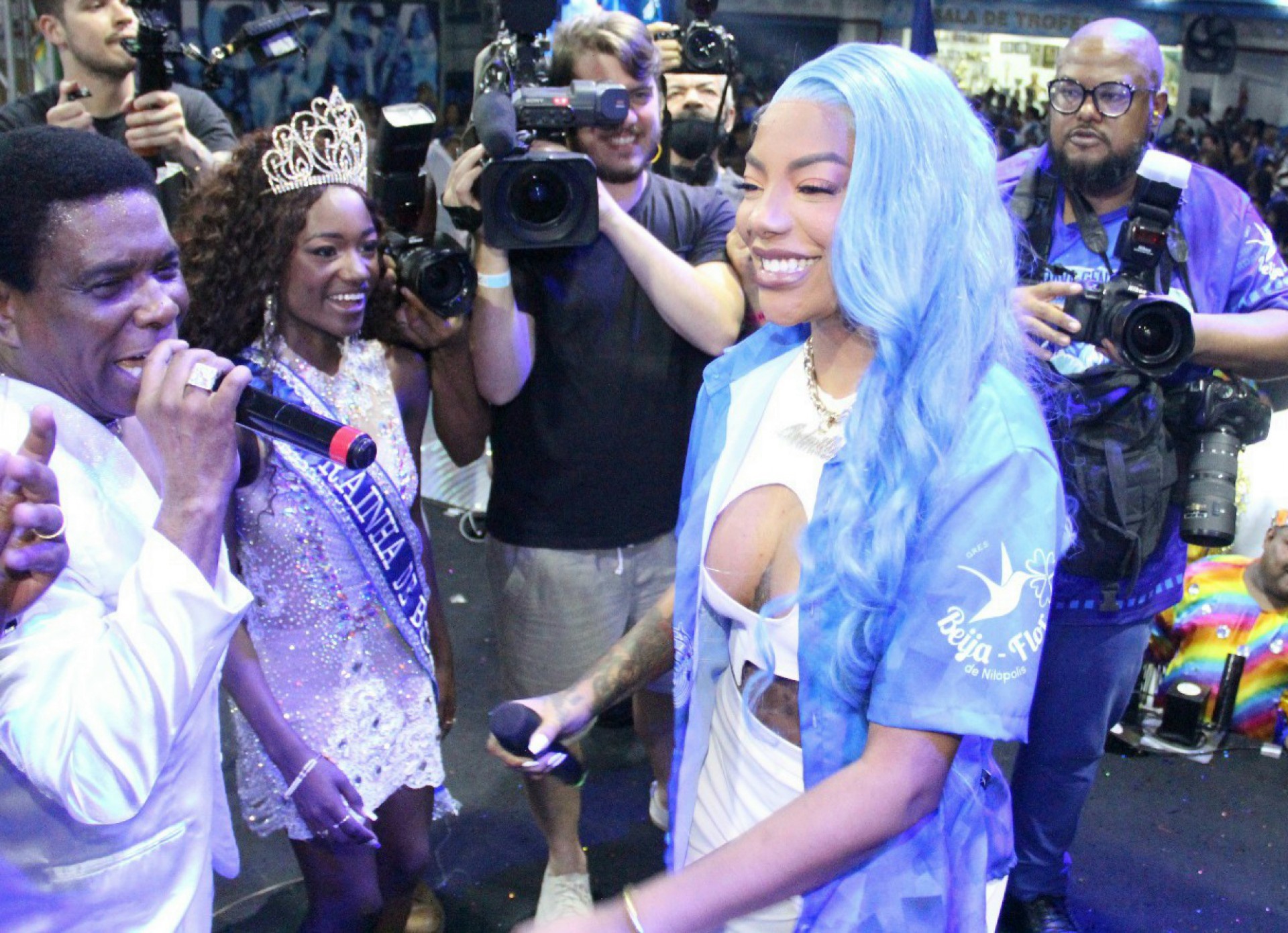 Ludmilla canta ao lado de Neguinho da Beija-Flor em evento da azul e branco - Gabriel Rangel / Agnews
